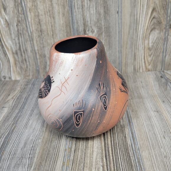 Vintage Vase Cedar Mesa Native American Navajo Pottery Signed Hieroglyphic Decor - Picture 3 of 8